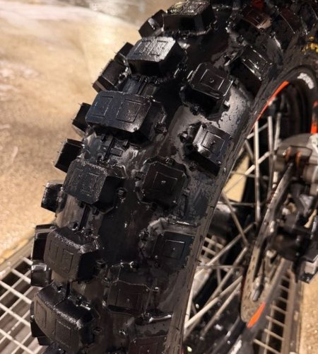 Enduro pneumatiky, mousse a grip setup