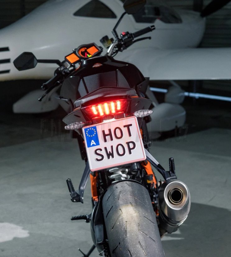 Karbonová podložka a držák pod SPZ HotSwop