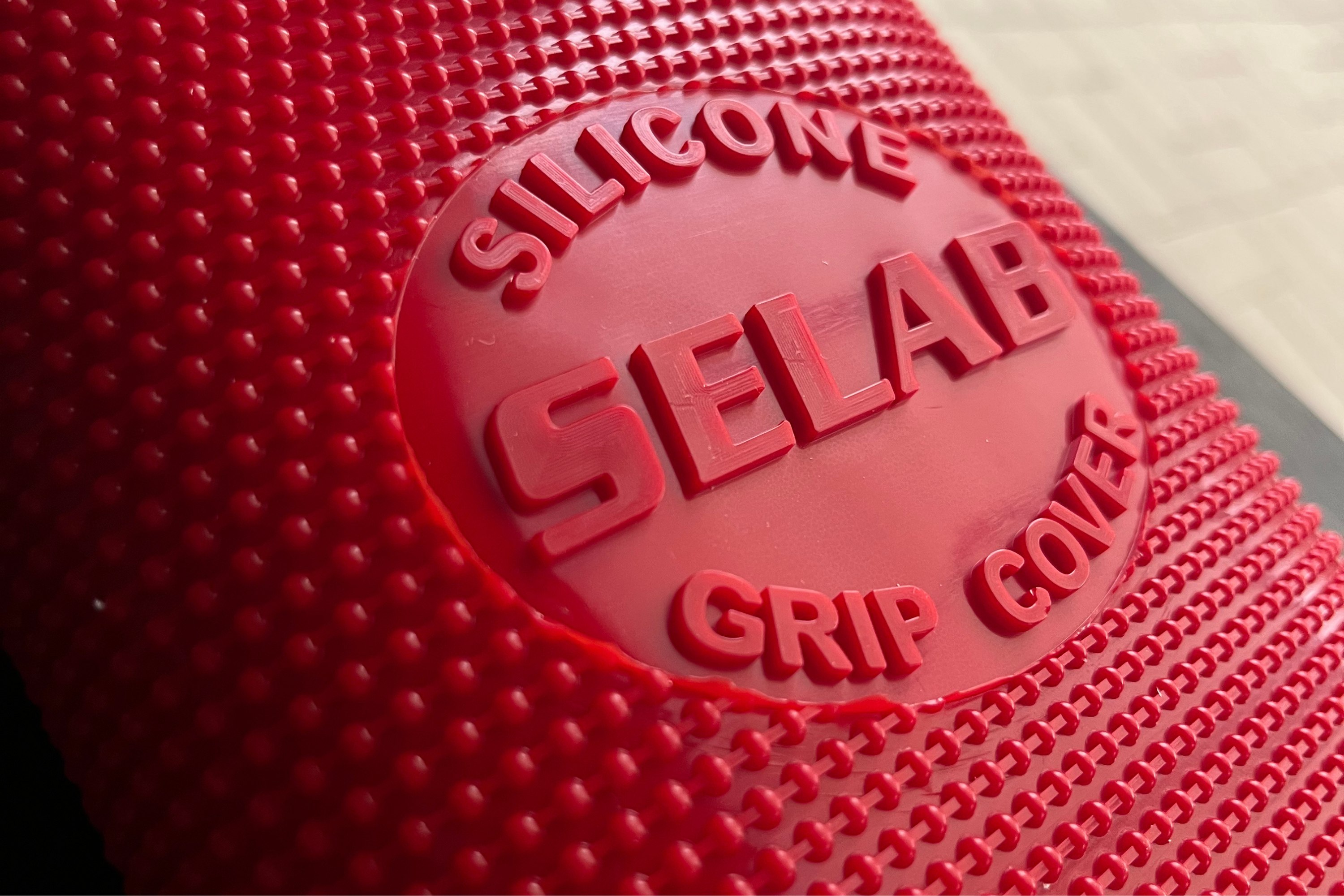 Detail silikonového potahu SELAB se vzorkem a logem